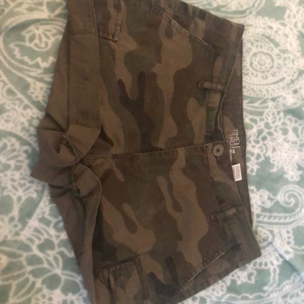 Camouflage Mid-rise shorts